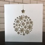 weihnachtskarte mit schneeflocken und kugel