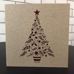 weihnachtskarte mit geschtanstem tannenbaum