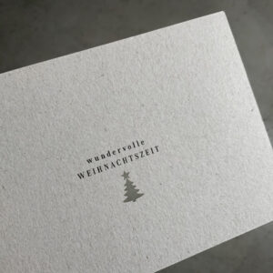 postkarte mit ausgeschnittenem taennchen graukarton