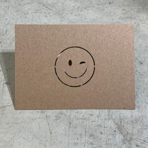 postkarte braun karton ausgeschnittener zwinker smiley