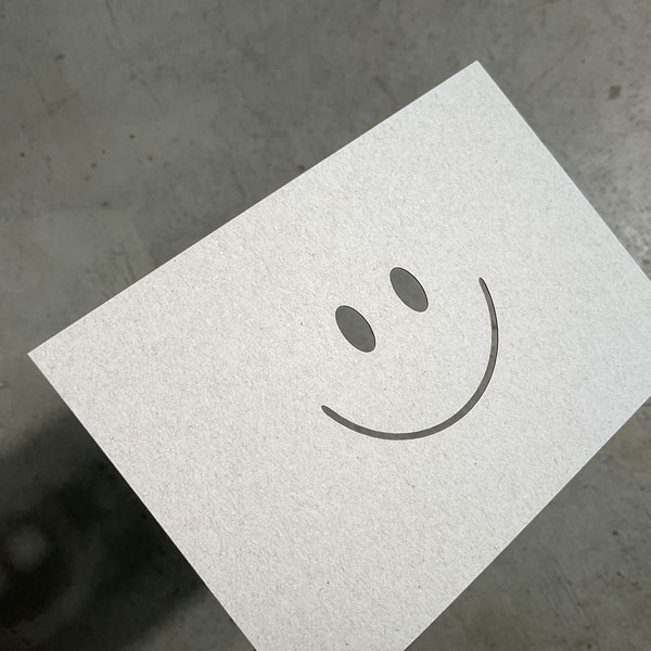 postkarte mit ausgeschnittenem smiley