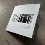 trauerkarte mit ausgeschnittenen bäumen und waldlichtung