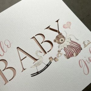 babykarte mit ausgeschnittenen buchstaben und gedruckten motive. für ein mädchen