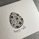 postkarte mit einem ausgeschnittenen blumen-ei